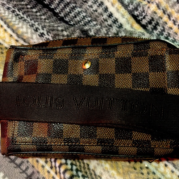 Louis Vuitton Paris men’s sling bag - Picture 3 of 4